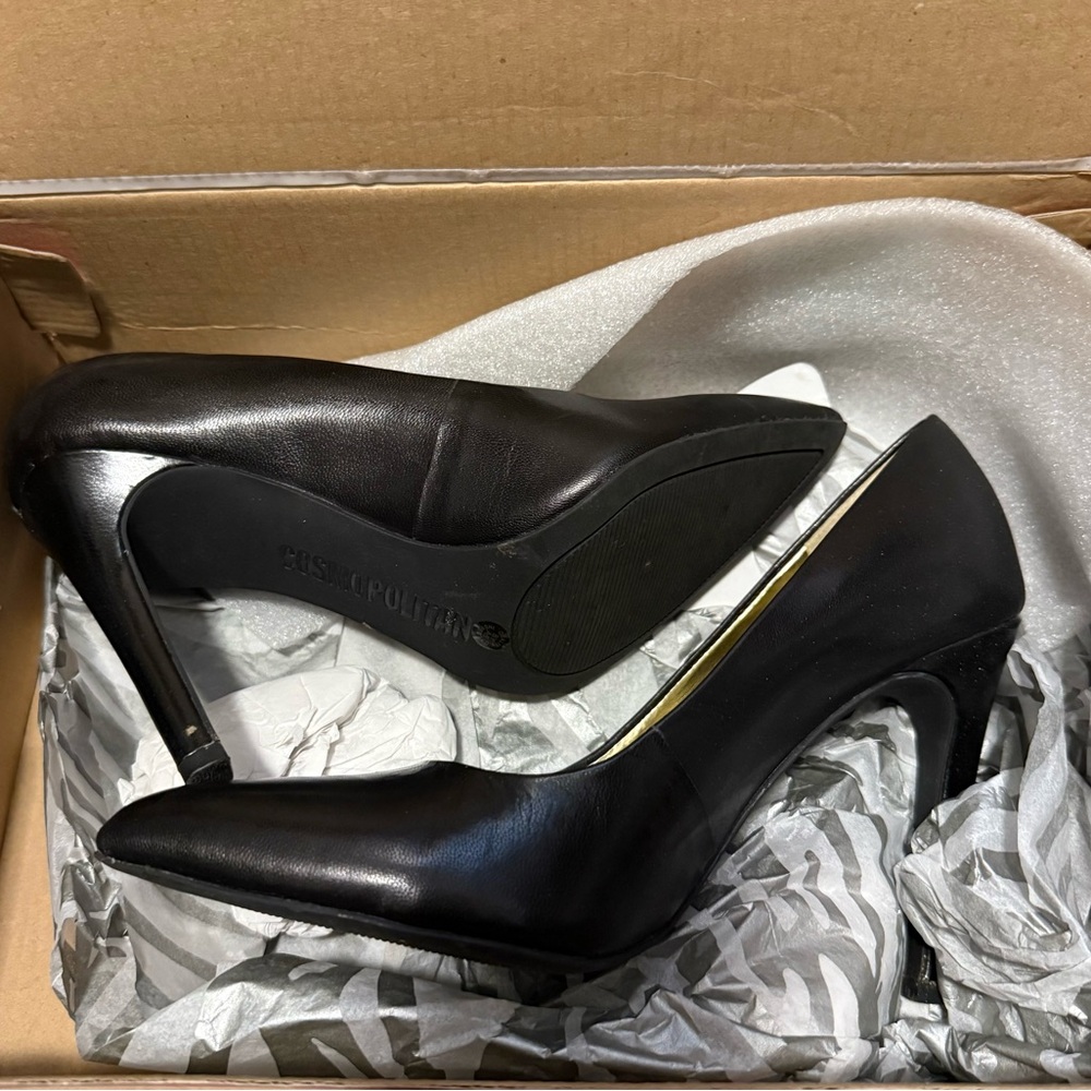 Black pumps
